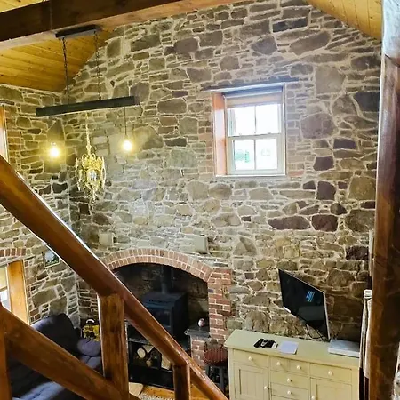 2 Bed Sandstone Apartament