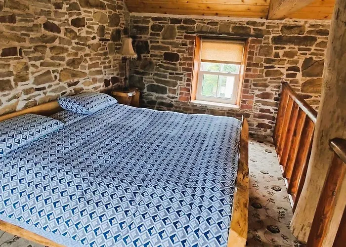 2 Bed Sandstone Apartment *